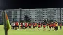 Para pemain dan pelatih Persija Jakarta melakukan briefing sebelum melakukan latihan resmi jelang laga lanjutan BRI Super League 2025/2026 melawan PSM Makassar di lapangan latih Jakarta International Stadium, Jakarta, Kamis (19/02/2026). (Bola.com/Bagaskara Lazuardi)