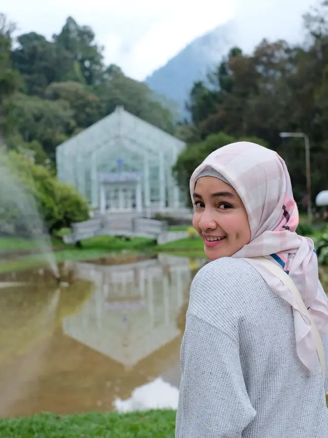 6 Potret Manis Intan Nuraini Saat Tunjukkan Lesung Pipi Ini Menawan