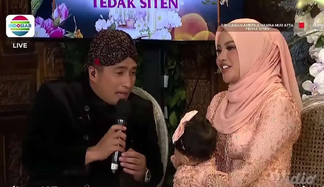 <p>Aurel Hermansyah menggendong Baby Ameena di acara 7 bulanan Tedak Siten. (Indosiar/Vidio)</p>