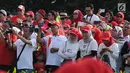 Sejumlah peserta Harmoni Indonesia 2018 mengabadikan moment saat gelaran di Kompleks Gelora Bung Karno, Jakarta, Minggu (5/8). Acara ini bagian perayaan HUT RI ke-73 dan menyambut Asian Games 2018. (Liputan6.com/Helmi Fithriansyah)