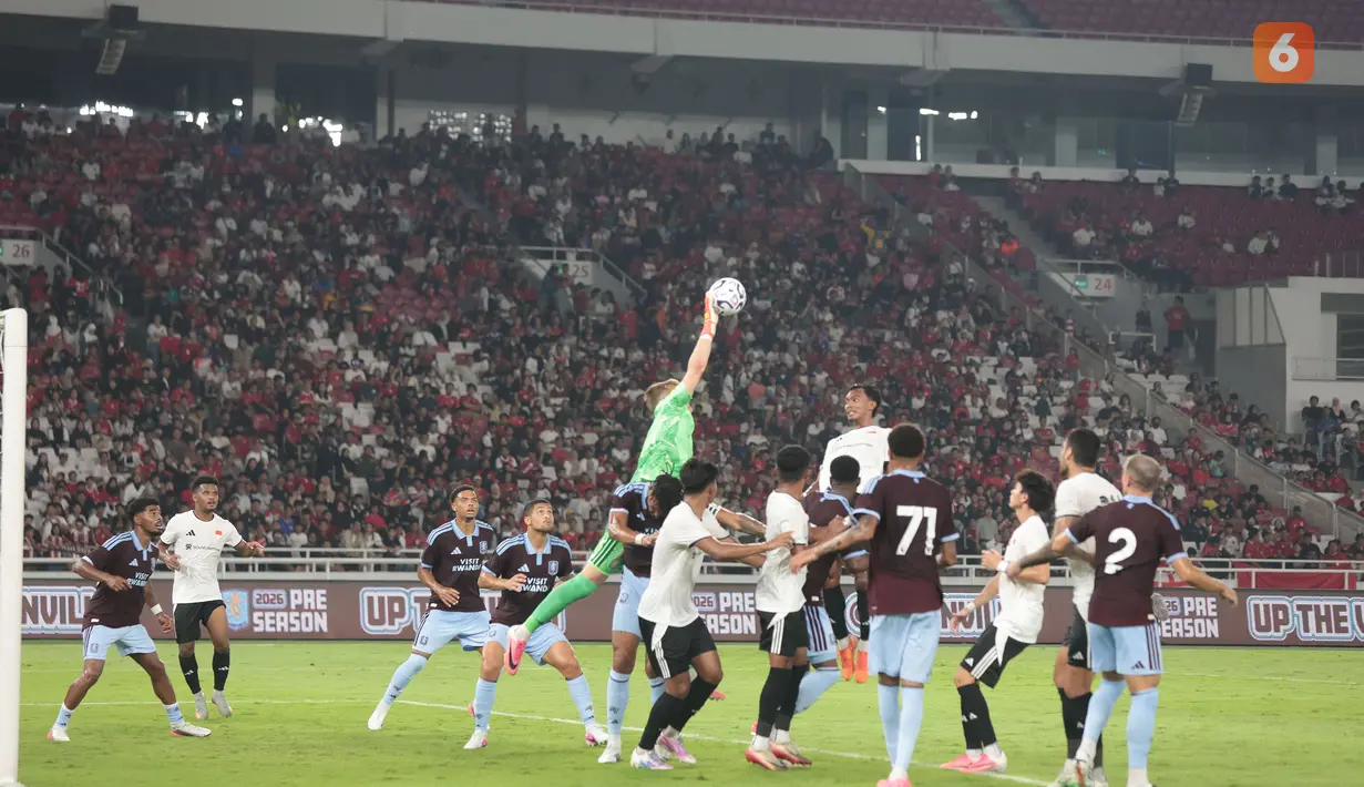 Kiper Aston Villa lakukan pneyelamatan pada laga uji coba internasional di Stadion Utama Gelora Bung Karno (SUGBK), Jakarta, Sabtu (1/8/2026). Aston Villa menang 3-1 atas Indonesia All Stars dalam pertandingan yang menjadi bagian dari tur pramusim klub Liga Inggris tersebut di Asia. (KLY/Budy Santoso)