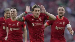 Bek Liverpool Kostas Tsimikas (tengah) berselebrasi dengan rekan setimnya setelah mencetak penalti kemenangan ke gawang Chelsea pada akhir partai final Piala FA di Stadion Wembley pada Minggu (16/5/2022) dini hari WIB. Liverpool sukses menjuarai Piala FA 2021/2022. The Reds mengalahkan Chelsea lewat adu penalti. (AP Photo/Kirsty Wigglesworth)