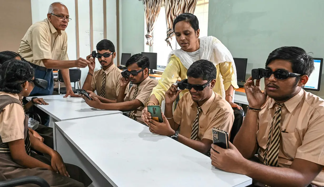 Kacamata AI juga membuka akses informasi yang lebih luas bagi para disabilitas netra yang memungkinkan mereka untuk membaca buku, koran, dan sumber lainnya. (NOAH SEELAM/AFP)
