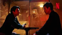 Salesman misterius (Gong Yoo) yang merekrut Ki Hoon di musim pertama. Di musim kedua, mereka kembali bertemu. (Foto: Netflix Korea)