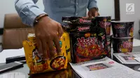 Mie instan Samyang ditunjukan saat konferensi pers di Jakarta, Rabu (21/6). Dalam keterangannya, Sales dan Marketing Manajer PT Korinus Endra Nirwana membantah kalau produknya mengandung minyak babi. (Liputan6.com/Pool)