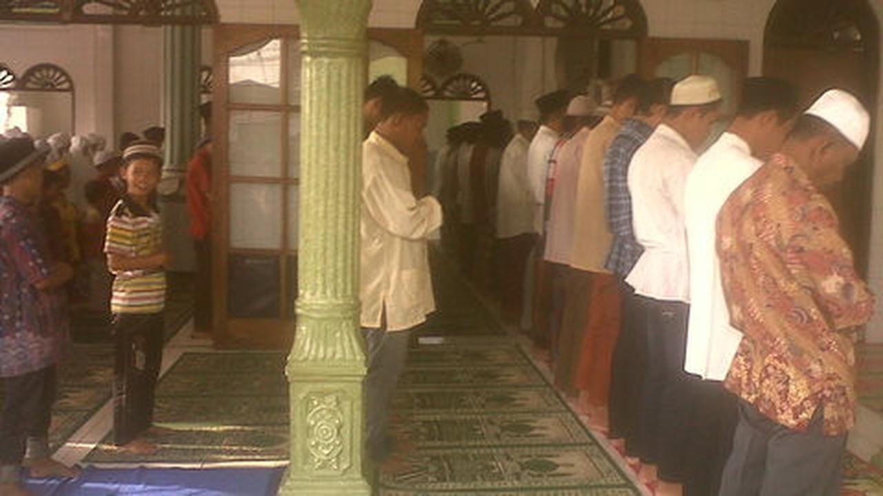 Jemaah Tarekat Syatariyah di Kota Padang salat Idul Adha hari ini