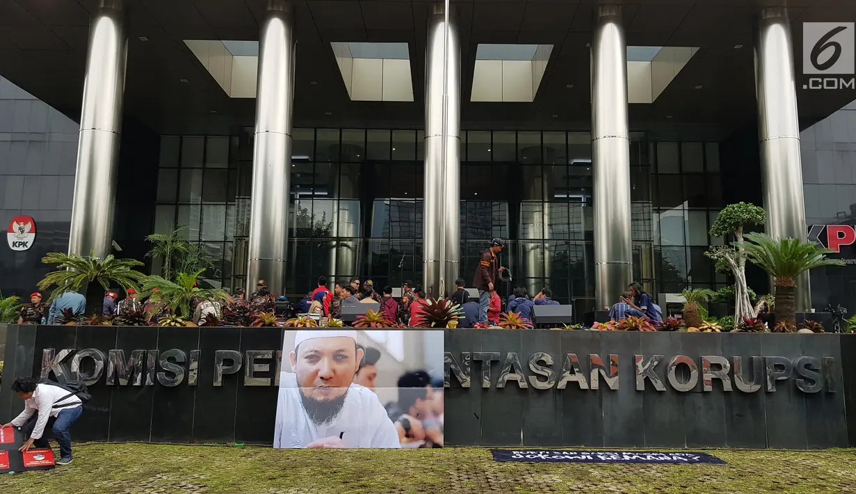 Poster penyidik KPK Novel Bawesdan dipajang di Gedung KPK jelang kedatangannya, Jakarta, Kamis (22/2). Penyidik senior Komisi Pemberantasan Korupsi ( KPK) Novel Baswedan, akan kembali ke Tanah Air. (Liputan6.com/Herman Zakharia)