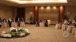 Suasana pertemuan delegasi Organisasi Konferensi Islam (OKI) dengan Presiden Joko Widodo dan Wapres Jusuf Kalla saat KAA ke-60 di Jakarta, Rabu (22/4/2015). Jokowi mengusulkan pembentukan gugus tugas negara-negara Islam. (Liputan6.com/Herman Zakharia)