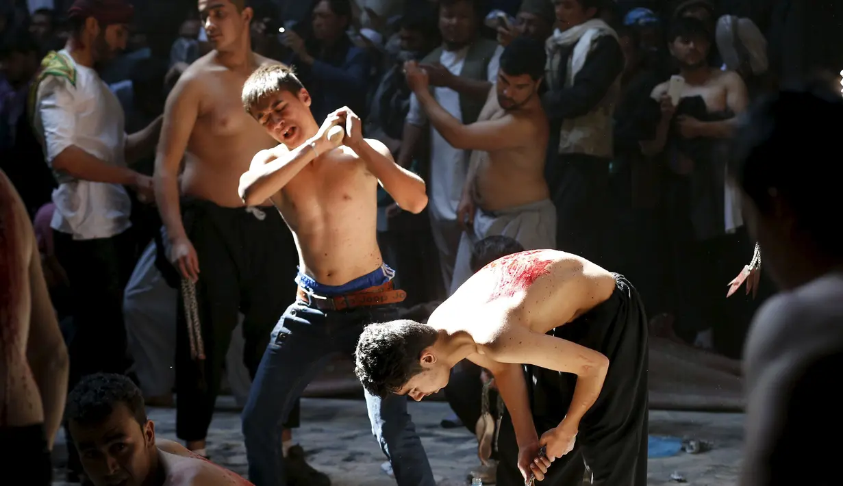 Sejumlah remaja dirinya sendiri dengan rantai selama peringatan Asyura di Kabul, Afghanistan, Rabu (21/10/2015). Ini merupakan acara terbesar dalam kalender Islam Syiah. (REUTERS/Mohammad Ismail)