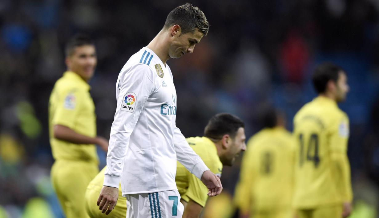 Striker Real Madrid, Cristiano Ronaldo, tampak lesu usai ditaklukkan Villarreal pada laga La Liga Spanyol di Stadion Santiago Bernabeu, Madrid, Sabtu (13/1/2018). Real Madrid kalah 0-1 dari Villarreal. (AFP/Gabriel Bouys)