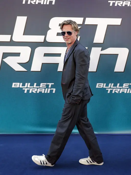 Brad Pitt tiba pada pemutaran perdana film Bullet Train di Paris, Prancis, 18 Juli 2022. Aktor berusia 58 tahun ini memamerkan gayanya yang cerdas namun kasual saat tiba pada acara ini. (AP Photo/Lewis Joly)