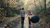 Cara Hadirkan Suasana Romantis Saat Hujan