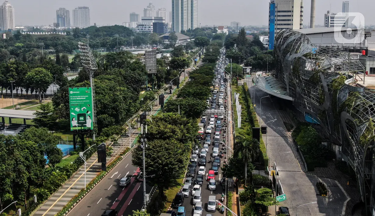 Foto udara kemacetan saat penyekatan kendaraan di Jalan Pemuda, Jakarta Selatan, Kamis (15/7/2021). Polda Metro Jaya menambahkan penyekatan 100 titik di Jakarta dan sekitarnya pada hari ini selama penerapan Pemberlakuan Pembatasan Kegiatan Masyarakat (PPKM) darurat. (Liputan6.com/Johan Tallo)