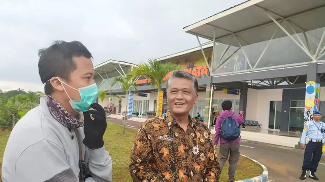 Kepala Dinas Kesehatan Kota Tasikmalaya Uus Supangat, saat membagikan masker di Bandara Wiriadinata, Kota Tasikmalaya, Jawa Barat
