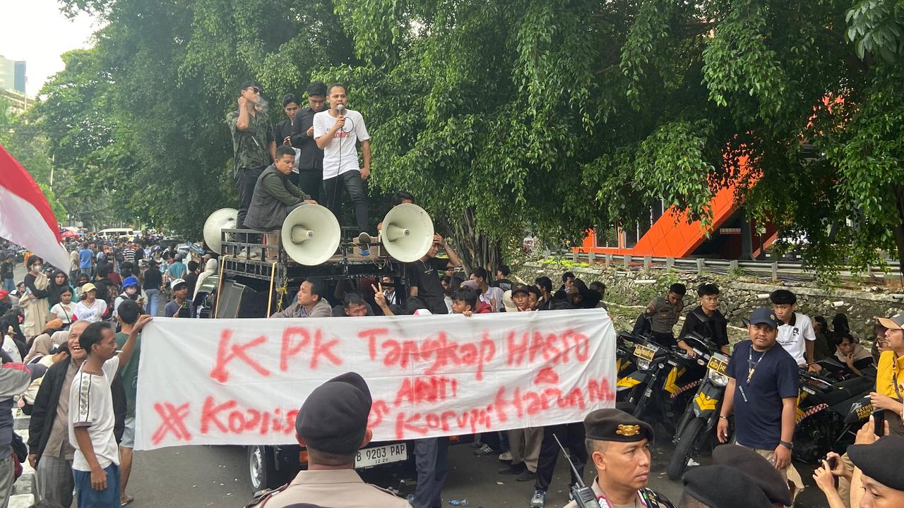 Ratusan mahasiswa dan masyarakat yang tergabung dalam Koalisi Mahasiswa dan Masyarakat Anti Korupsi menggelar aksi demonstrasi di depan gedung Komisi Pemberantasan Korupsi (KPK), Jakarta, Kamis (20/2) (Istimewa)