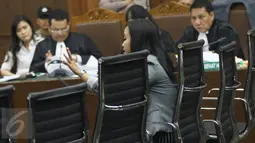Resepsionis Kafe Olivier, Resmiyati memberikan keterangan kepada hakim saat menjalani sidang lanjutan kasus kopi beracun dengan terdakwa Jessica Kumala Wongso di PN Jakarta Pusat, (28/7). (Liputan6.com/Immanuel Antonius)