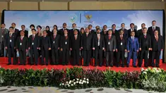 Ketua Mahkamah Konstitusi (MK) Arief Hidayat (tengah) selaku Presiden Asosiasi MK se-Asia foto bersama Sekretaris Jenderal (Sekjen) negara-negara peserta pertemuan Sekjen MK se-Asia di Jakarta, Senin (25/5/2015). (Liputan6.com/Herman Zakharia)
