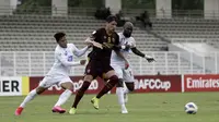 Penyerang PSM Makassar, Giancarlo Rodrigues, berusaha melepaskan diri dari kepungan dua pemain Shan United dalam laga Grup H Piala AFC 2020 di Stadion Madya, Jakarta, Rabu (26/2/2020) sore WIB. PSM menang 3-1 dalam laga ini. (Bola.com/Yoppy Renato)