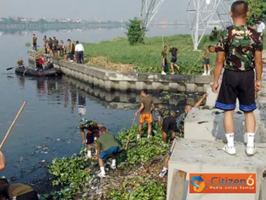 Citizen6, Surabaya: Dalam pembersihan tersebut personil kedua belah pihak menggunakan enam buah perahu karet, empat dari DKP dan dua dari Kobangdikal. (Pengirim: Penkobangdikal)

