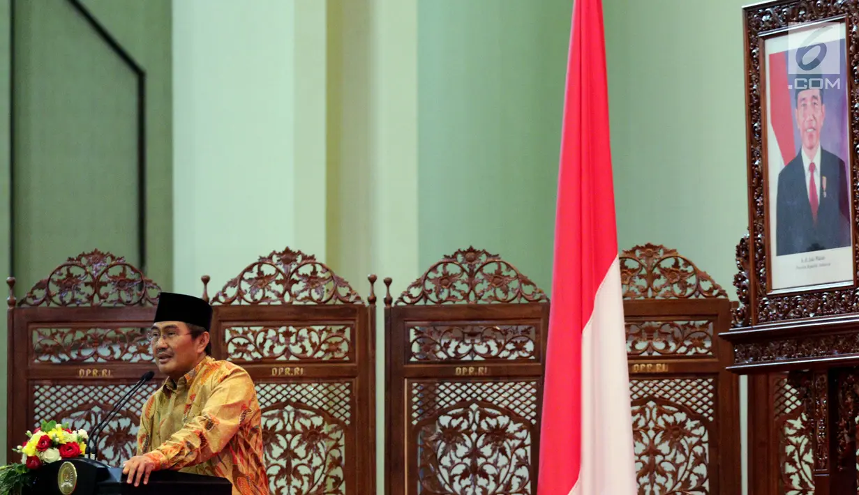 Ketua DKPP Jimly Asshiddiqie memberikan sambutan pada pembukaan Konferensi Etika Kehidupan Berbangsa di Jakarta, Rabu (31/5). Acara ini merupakan rangkaian peringatan Pekan Pancasila menyambut hari lahir Pancasila pada 1 Juni. (Liputan6.com/JohanTallo)