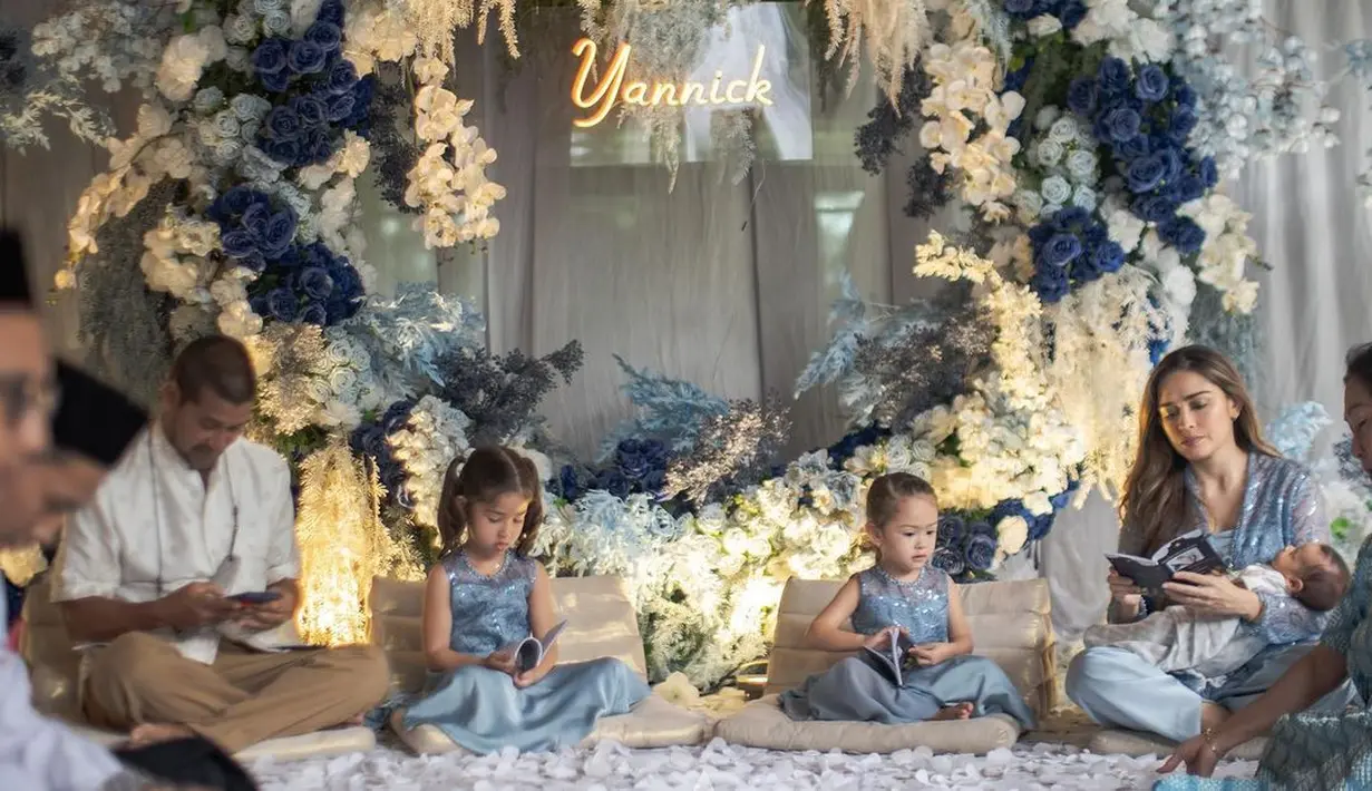 Yasmine Wildblood menikah dengan Abi Yapto pada 9 Desember 2013. Mereka dikaruniai anak perempuan bernama Seraphina Rose Sumarnaningsih Soerjosoemarno. pada 2016. (Foto: Instagram/ yaswildblood)