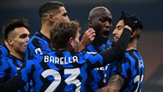 Para pemain Inter Milan merayakan gol pertama yang dibuat gelandang Arturo Vidal (kanan) ke gawang Juventus dalam laga lanjutan Liga Italia Serie A 2020/21 pekan ke-18 di San Siro Stadium, Minggu (17/1/2021). Inter Milan menang 2-0 atas Juventus. (AFP/Miguel Medina)