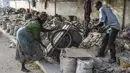 Sebuah gerobak digulingkan dan diguncang untuk melepaskan setiap batu kecil oleh penghancur kerikil di sebuah tempat dekat Cite International des Affaires, N'Djamena, Chad, 12 April 2021. Dalam debu dan panas, wanita Chad menghancurkan kerikil untuk memenuhi kebutuhan. (MARCO LONGARI/AFP)