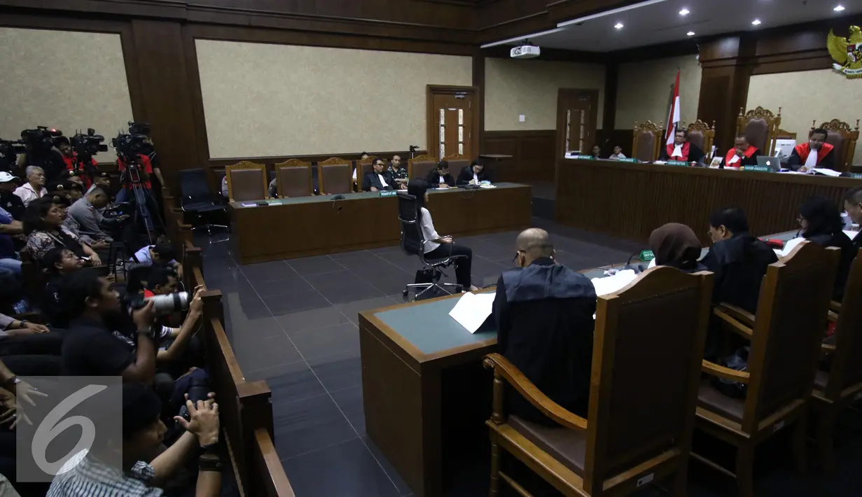 Jessica saat mengikuti sidang ke-31 mengaku dipaksa penyidik untuk melakukan rekonstruksi kasus pembunuhan ini di Kafe Olivier, Grand Indonesia, Jakpus di PN Jakpus, Kamis (20/10). Namun dia tak kuasa menolak peragaan itu. (Liputan6.com/Helmi Afandi)