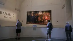 Warga mengunjungi pameran "Raffaello 1520-1483" di Roma, Italia, pada 2 Juli 2020. Pameran retrospektif terbesar tentang kehidupan dan karya maestro zaman Renaisans Raphael, baru-baru ini dibuka kembali untuk umum di Scuderie del Quirinale di Roma. (Xinhua/Cheng Tingting)