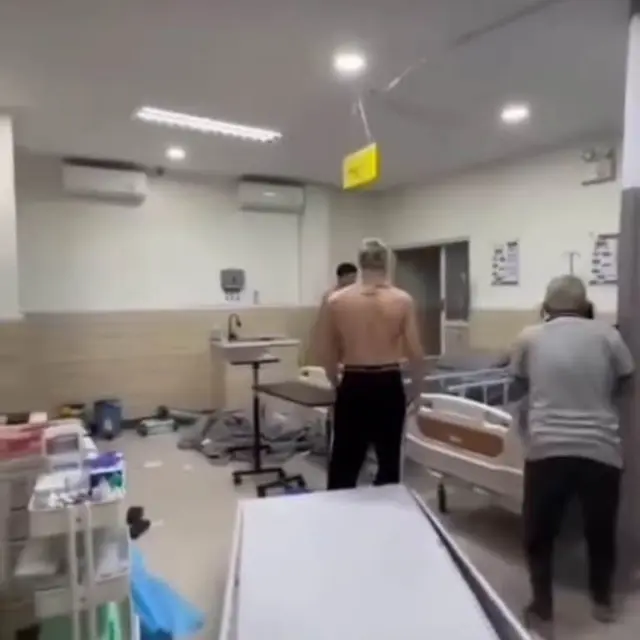 WNA yang Mengamuk di Klinik Kesehatan di Bali Disebut Positif Narkoba dan Siap Dideportasi.  foto: (dok.Instagram @pantaubali/https://www.instagram.com/reel/DIV6z6BvqeV/Henry)