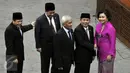 Pimpinan DPR memberikan ucapan selamat kepada Alfia Reziani usai pelantikan Pengganti Antar Waktu, Puan Maharani, Jakarta, Kamis (17/3/2016). Alfia menggantikan Puan yang menjadi Menko PMK. (Liputan6.com/Johan Tallo)