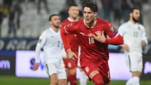 Dusan Vlahovic. Striker Timnas Serbia Ini mengalami cedera pada pangkal paha saat Juventus menghdapi Benfica dalam laga matchday ke-5 fase Grup H Liga Champions 2022/2023 (25/10/2022) yang memaksanya ditarik keluar pada menit ke-70. Ia pun kemudian absen dalam beberapa laga Juventus di Liga Italia dan Liga Champions. Ia diprediksi baru akan pulih pada Desember nanti saat Piala Dunia 2022 telah dimulai. Timnas serbia tetap memasukkannya dalam skuad untuk berlaga di Piala Dunia 2022 dengan harapan dapat dimainkan di fase gugur jika Serbia lolos dari fase grup. (AFP/Andrej Isakovic)