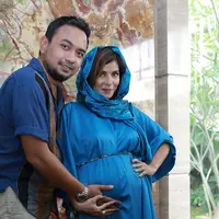 Rasa syukur dipanjatkan pada pasangan keluarga Meisya Siregar dan Bebi Romeo. Meisya yang kini tengah mengandung anak ketiganya berjenis kelamin laki-laki. Nama Bambang dipilih Bebi pada anak ketiganya. (Galih W. Satria/Bintang.com)