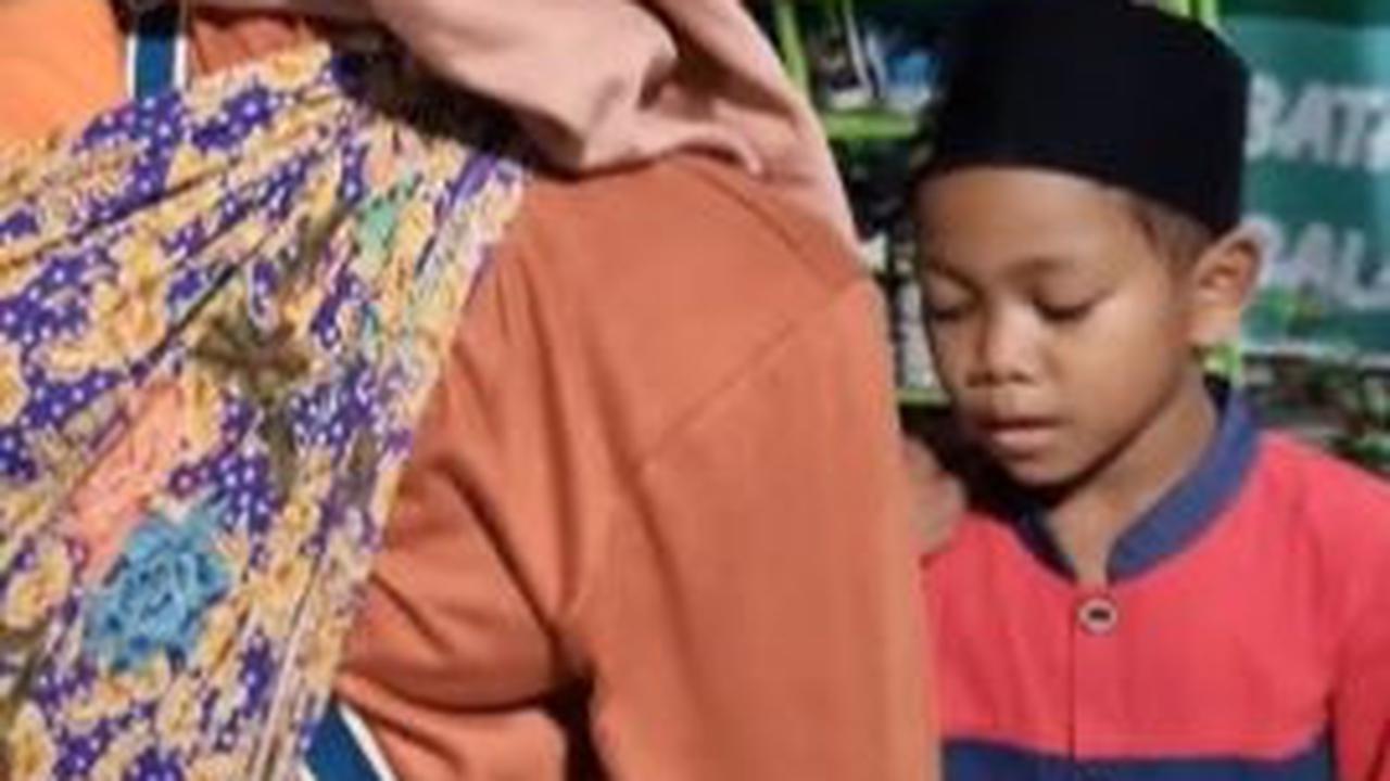 Ya, Anggota Dirlantas Polda DIY Ipda Bon Ali ini menjadi orang tua asuh bagi bocah yatim bernama Ilham.<br>