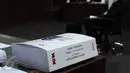 Surat tuntutan terdakwa OCKaligis di sidang pembacaan tuntutan di Pengadilan Tipikor, Jakarta, Rabu (18/11/2015). JPU KPK menuntut Kaligis dengan pidana 10 tahun penjara dan denda sebesar Rp500 juta subsider 4 bulan kurungan. (Liputan6.com/Helmi Afandi) 