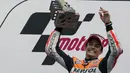 Pembalap Spanyol dari tim Repsol Honda, Marc Marquez, merayakan kemenangan usai balapan di Sirkuit Indianapolis, AS, (10/8/2014). (Getty Images/AFP)