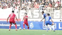 Winger Persis Solo, Ryo Matsumura, coba melakukan kerja sama dengan rekannya, Irfan Jauhari, dalam laga derbi Jateng kontra PSIS Semarang pada pekan kedelapan BRI Liga 1 2022/2023, Sabtu (3/9/2022) sore WIB. (Dok. Persis Solo)