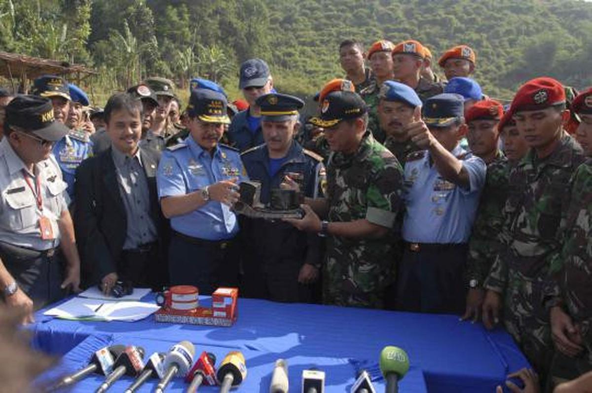 Koordinator Tim SAR gabungan Kolonel Infantri AM Putranto  kanan  meny 
