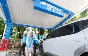 General Manager PLN UID Sulselrabar Edyansyah (kanan) dan Senior Manager Niaga dan Manajemen Pelanggan, Yuli Ashaniais (tengah) saat melakukan pengecekan SPKLU Kantor PLN UID Sulselrabar (Antara)