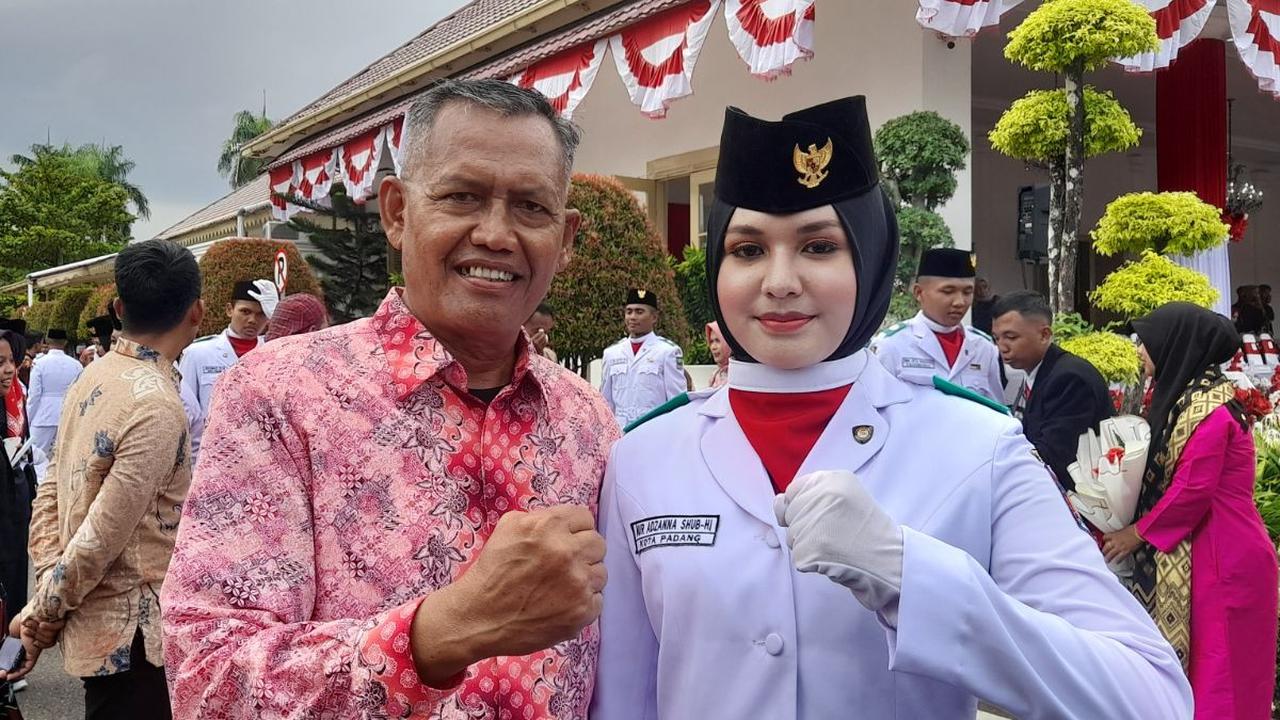 Sambungnya, selain belajar, di sekolah dirinya juga aktif mengikuti kegiatan ekstrakulikuler.