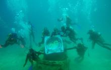 Aksi polisi peringati Hari Bhayangkara Ke-69 di bawah laut