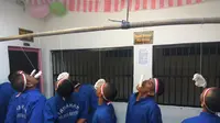 Sejumlah narapidana Lapas Brebes, Jawa Tengah, merayakan HUT ke-72 RI dengan perlombaan. (Liputan6.com/Fajar Eko Nugroho)