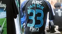 Jersey Persib dengan nomor punggung 33 milik Sergio van Dijk mulai laris diburu bobotoh. (Bola.com/Gerry Anugrah Putra)