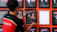 Legenda bulutangkis Indonesia, Mohammad Ahsan, memasang plakat Hall of Fame dirinya di GOR Djarum, Jati, Kudus, Jawa Tengah, Selasa (9/9/2025). (Bola.com/Bagaskara Lazuardi)