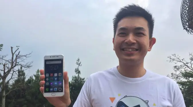 Kenny Chandra, Product Manager Vivo Mobile Indonesia dengan Vivo V5s. Liputan6.com/Jeko Iqbal Reza
