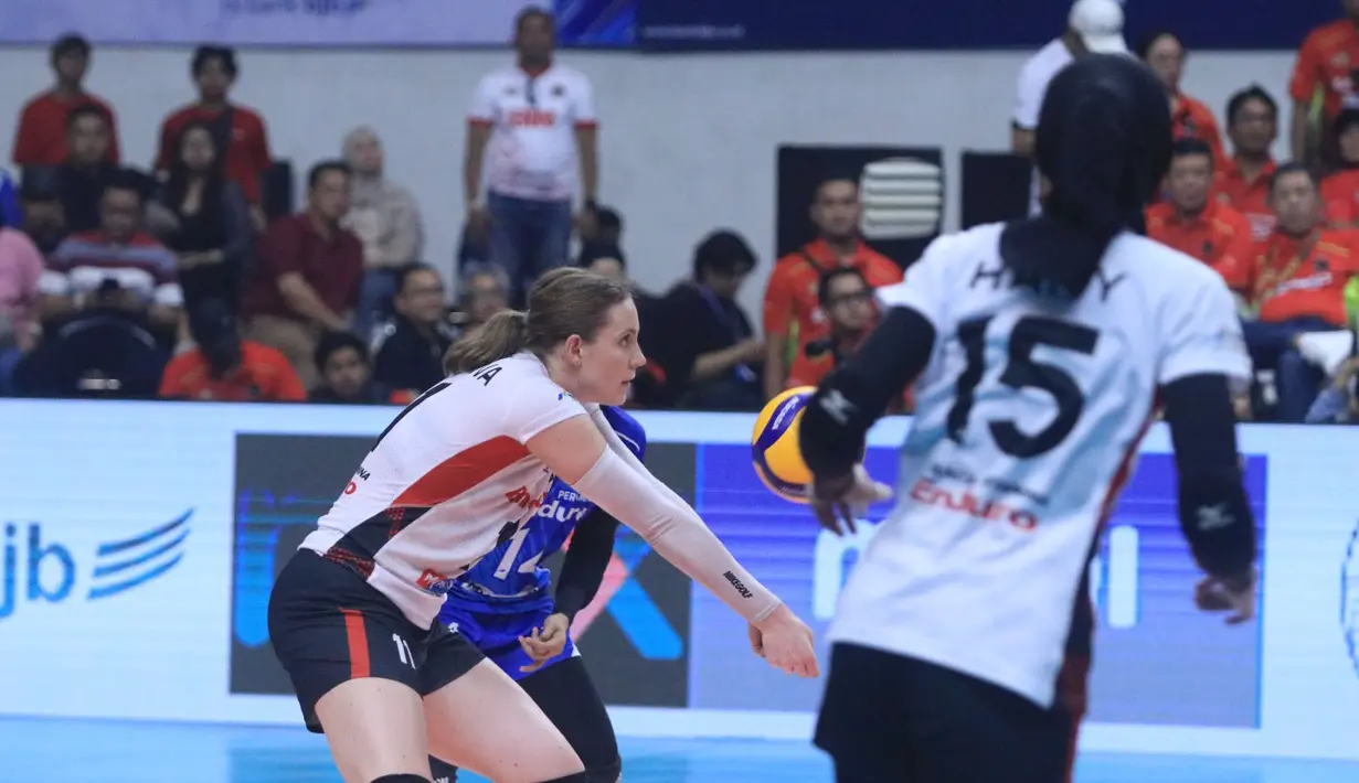 <p>Pemain Jakarta Pertamina Enduro, Polina Shemanova (kiri) melakukan passing untuk membangun serangan saat menghadapi Jakarta BIN pada laga seri kedua putaran kedua PLN Mobile Proliga 2024 di GOR Si Jalak Harupat, Kabupaten Bandung, Sabtu (8/6/2024). Jakarta Pertamina Enduro kalah 0-3 (22-25, 24-26, 25-27). (Dok. PBVSI)</p>