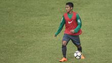 Pemain Timnas Indonesia, Syahrian Abimanyu, mengontrol bola saat latihan di Lapangan ABC Senayan, Jakarta, Jumat (23/2/2018). Pemusatan ini akan berlangsung selama satu pekan, yakni 18-25 Februari. (Bola.com/Vitalis Yogi Trisna)