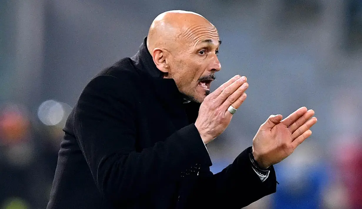 Pelatih AS Roma, Luciano Spalletti, memberikan arahan kepada anak asuhnya saat pertandingan melawan Villarreal pada laga Europa di Stadion Olympic, Roma (23/02/2017). Luciano Spalletti resmi melatih Inter Milan. (EPA/Ettore Ferrari)