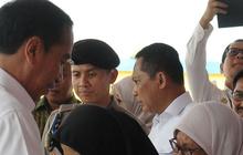 FOTO: Usai Pantau Persediaan Beras di Gudang Bulog, Jokowi Mulai Bagi-Bagi Sekarung Beras untuk Warga