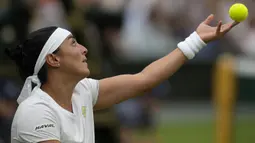 Petenis tunggal putri Tunisia, Ons Jabeur melepaskan serve saat menghadapi petenis Republik Ceska, Marketa Vondrousova pada laga final turnamen tenis Wimbledon 2023 di All England Lawn and Tennis Club, London, Sabtu (16/7/2023) malam WIB. (AP Photo/Alastair Grant)